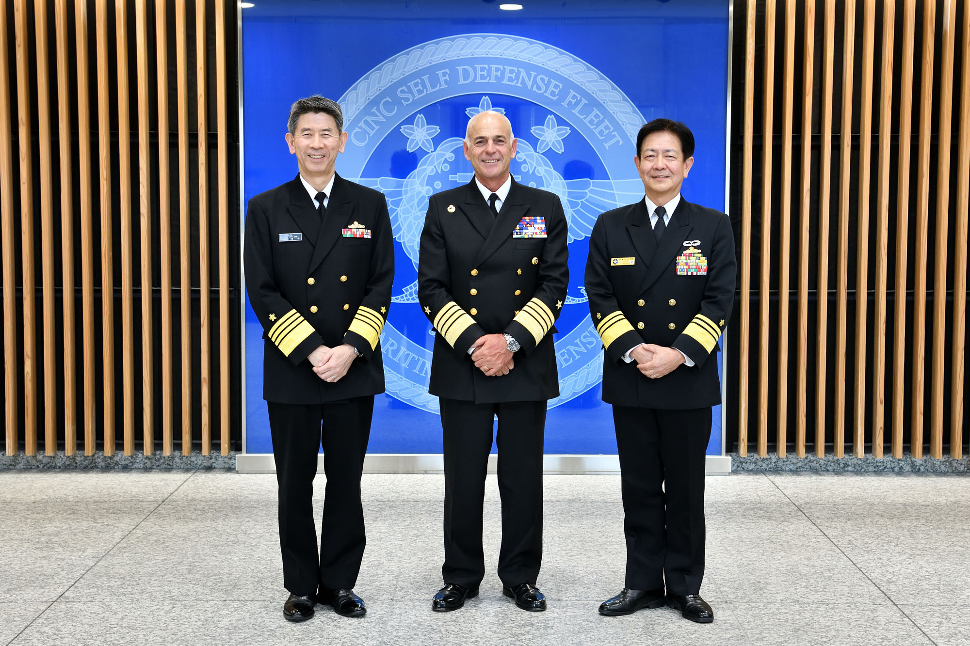 海上自衛隊　自衛艦隊司令官　チャレンジ 自衛艦隊司令官 - Wikipedia