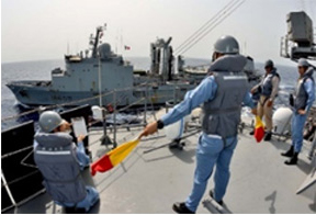 フランス海軍艦艇と「セマホア信号」で交信する「いかづち」航海科員
