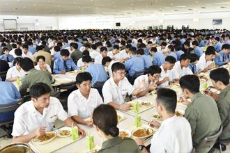 学生食堂食事風景の写真