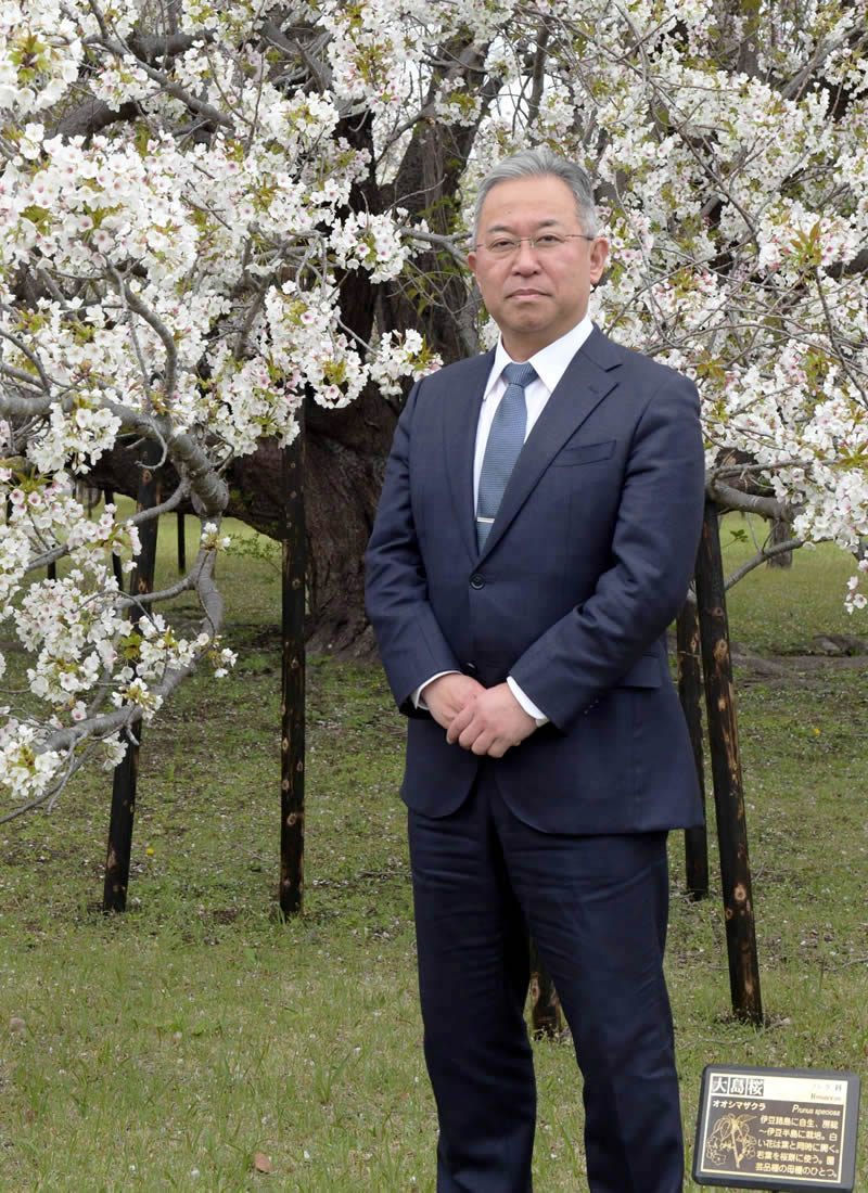 学校長 吉田圭秀