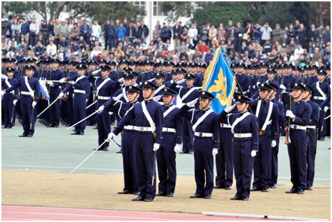今年度 防衛大学校は創立６０周年を迎え そして開校記念祭も６０回目を迎えることとなりました 防衛大学校の開校祭では 棒倒し 観閲式 訓練展示をはじめとした諸行事のほか 各大隊ごとに模擬店を出店し ステージで各種催しを実施します
