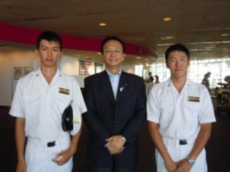江渡防衛副大臣と防衛大学校学生の写真