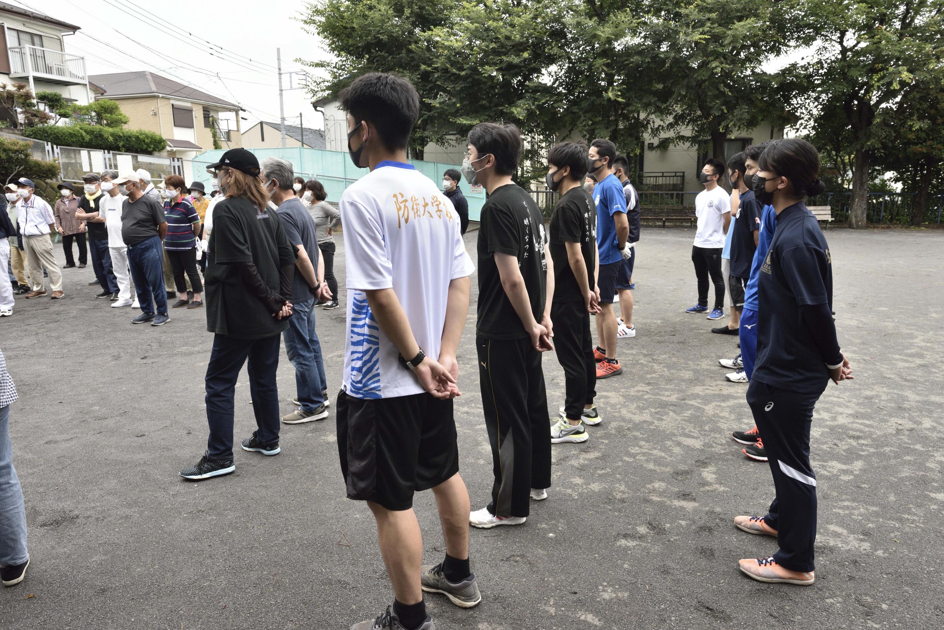町内会クリーン活動に防衛大学校生が参加