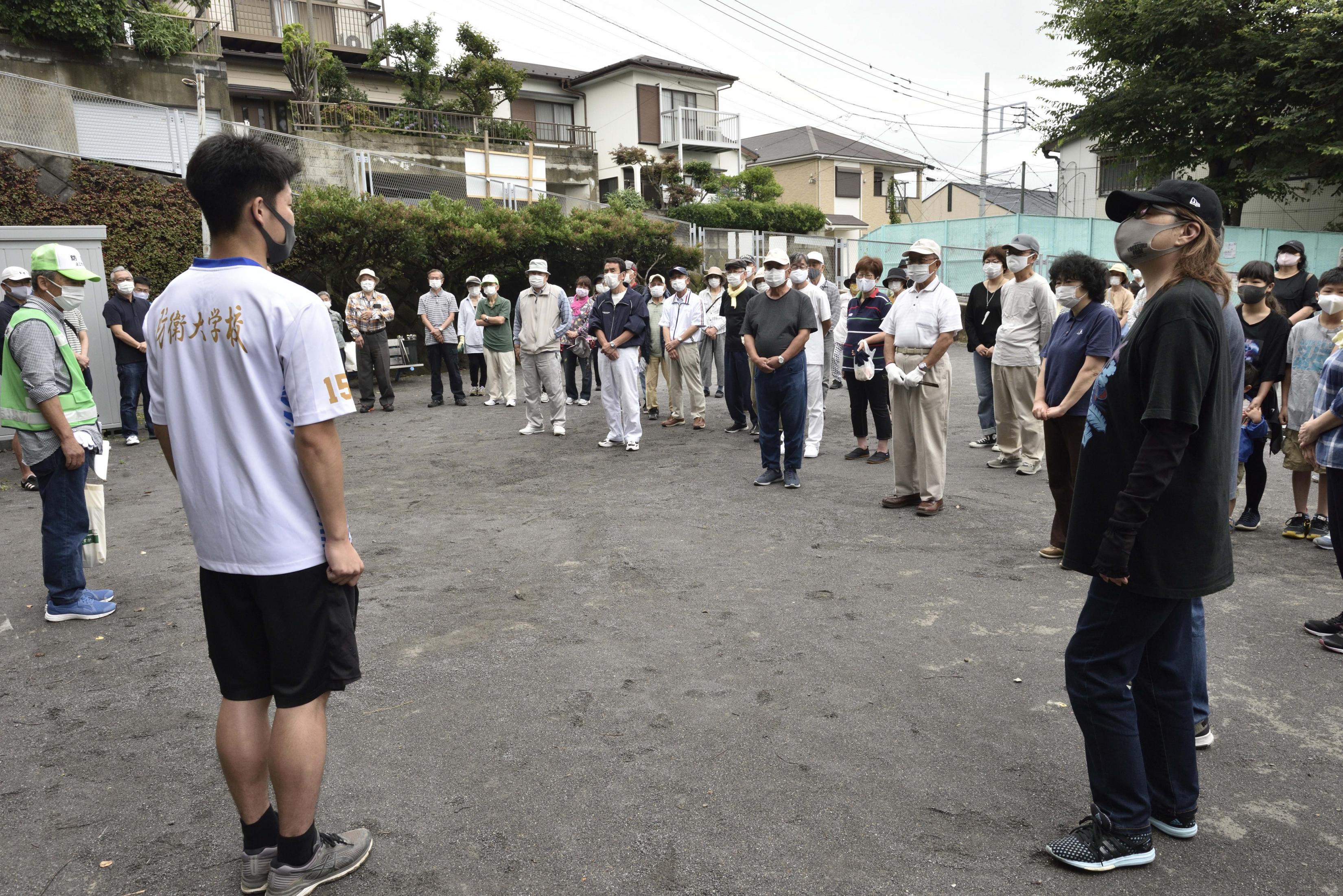 町内会クリーン活動に防衛大学校生が参加