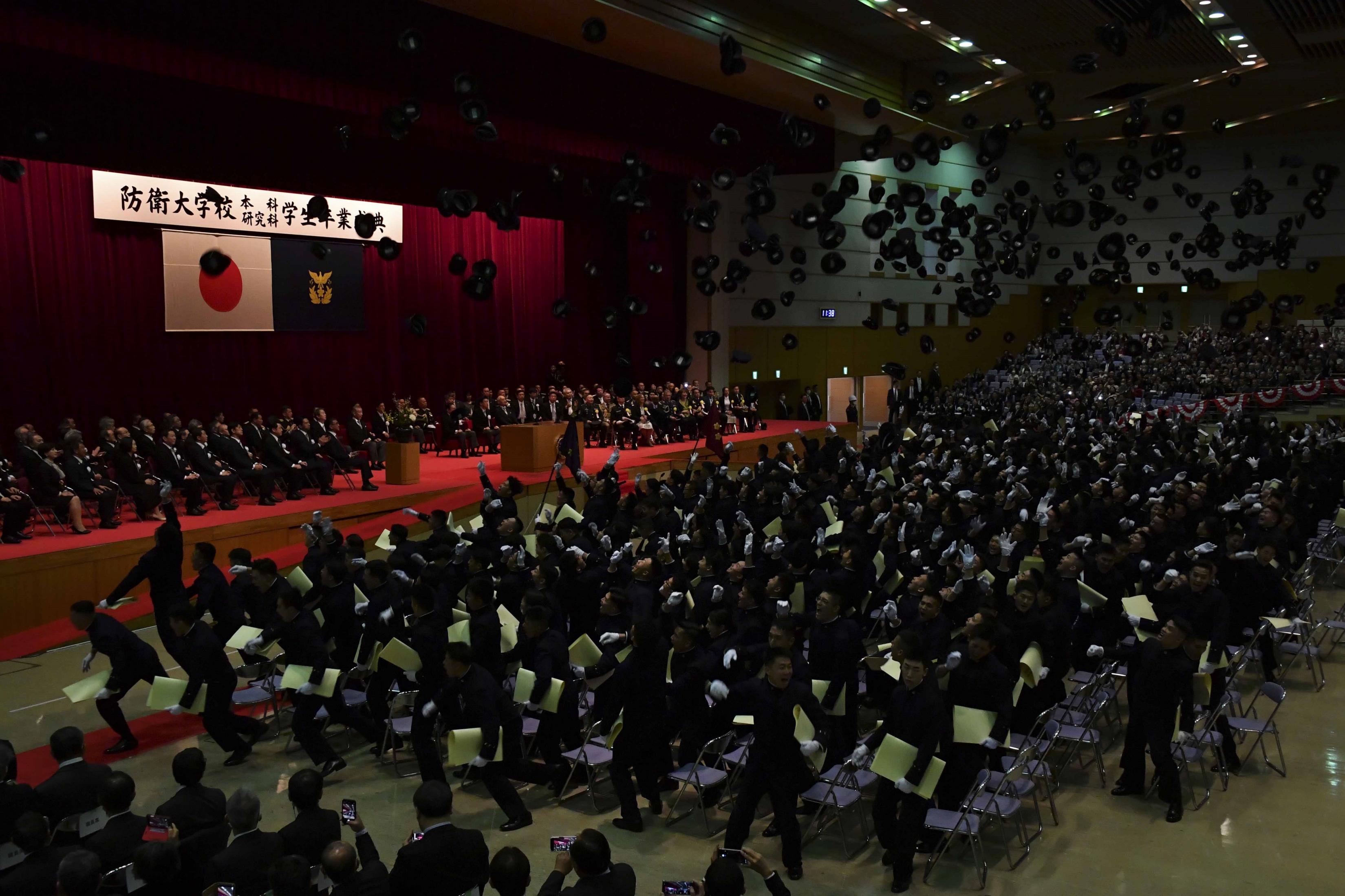 学生退場