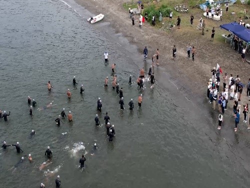 8キロ遠泳終了し無事に海岸到着