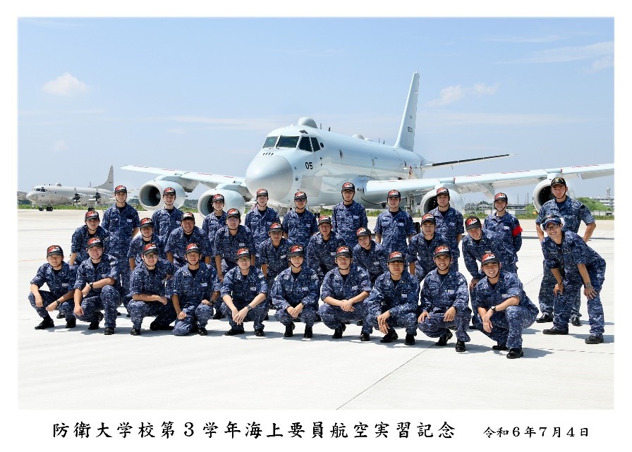 P-1哨戒機前での集合写真
