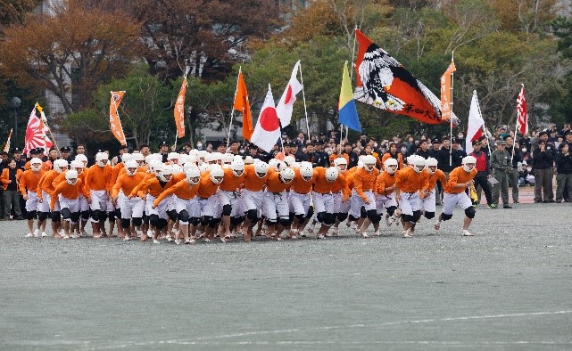 選手とそれを応援する大隊員