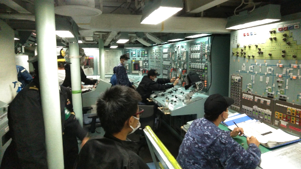 護衛艦「やまぎり」体験航海