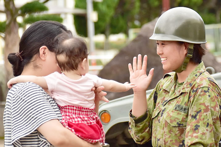 写真:子どもと触れ合う自衛官