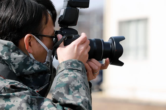 写真:写真を撮る自衛官