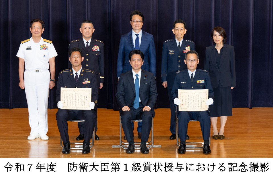 防衛大臣感謝状贈呈の図