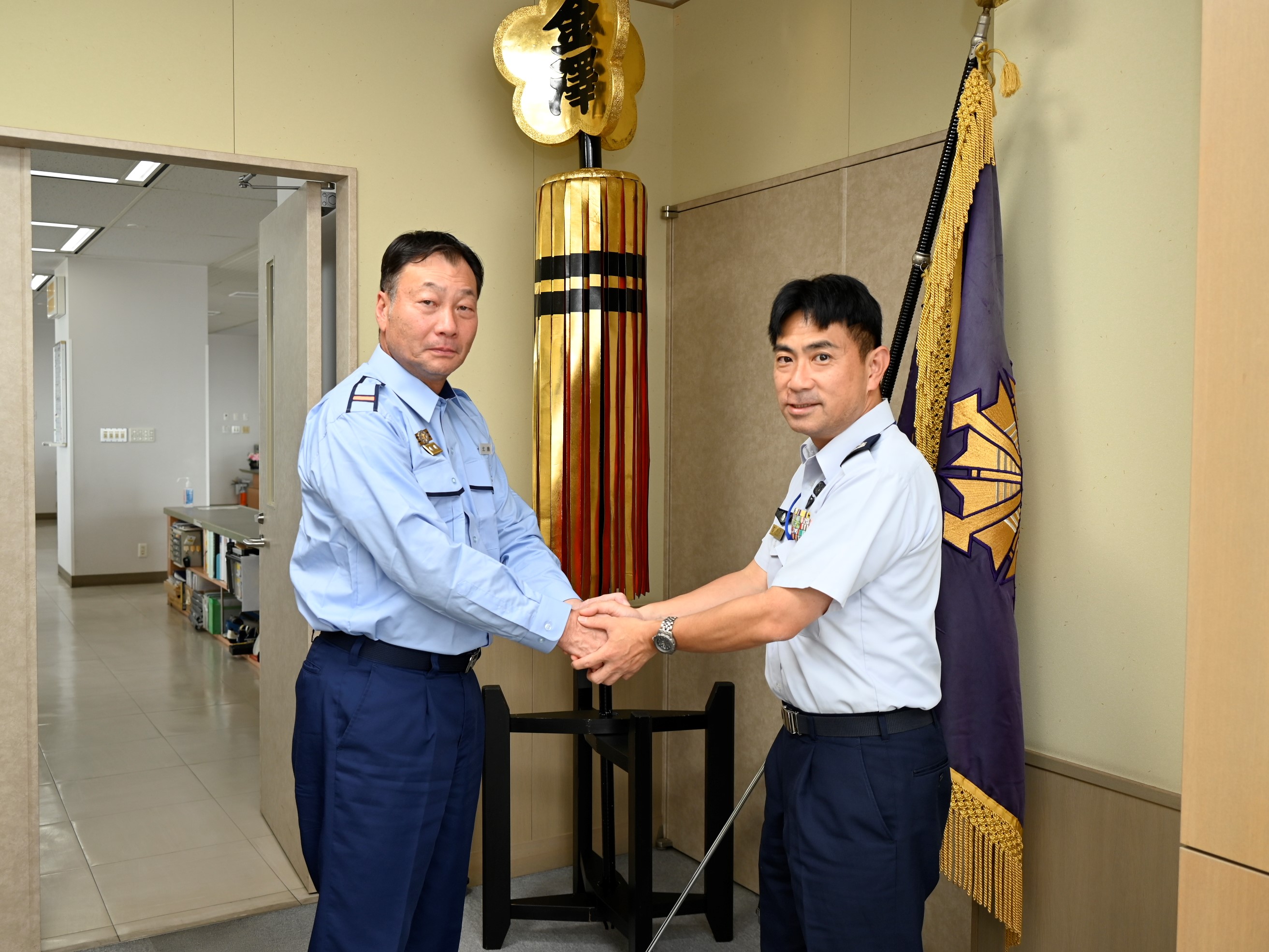 本部長と金沢市消防局局長との記念撮影