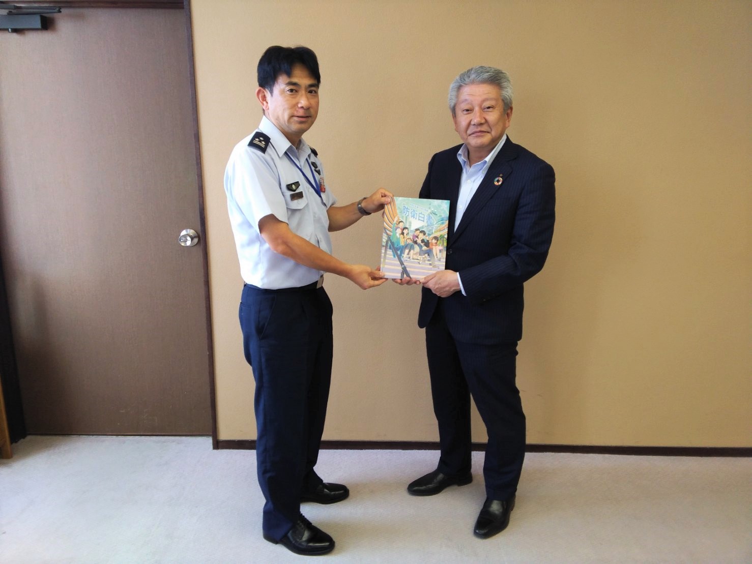 本部長と珠洲市長 泉谷様との記念撮影