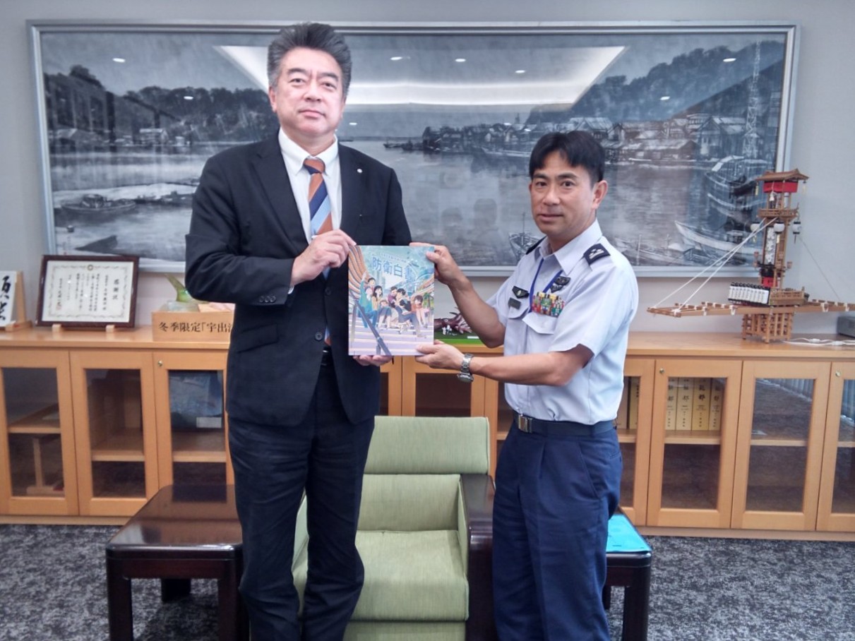 本部長と能登町長との記念撮影
