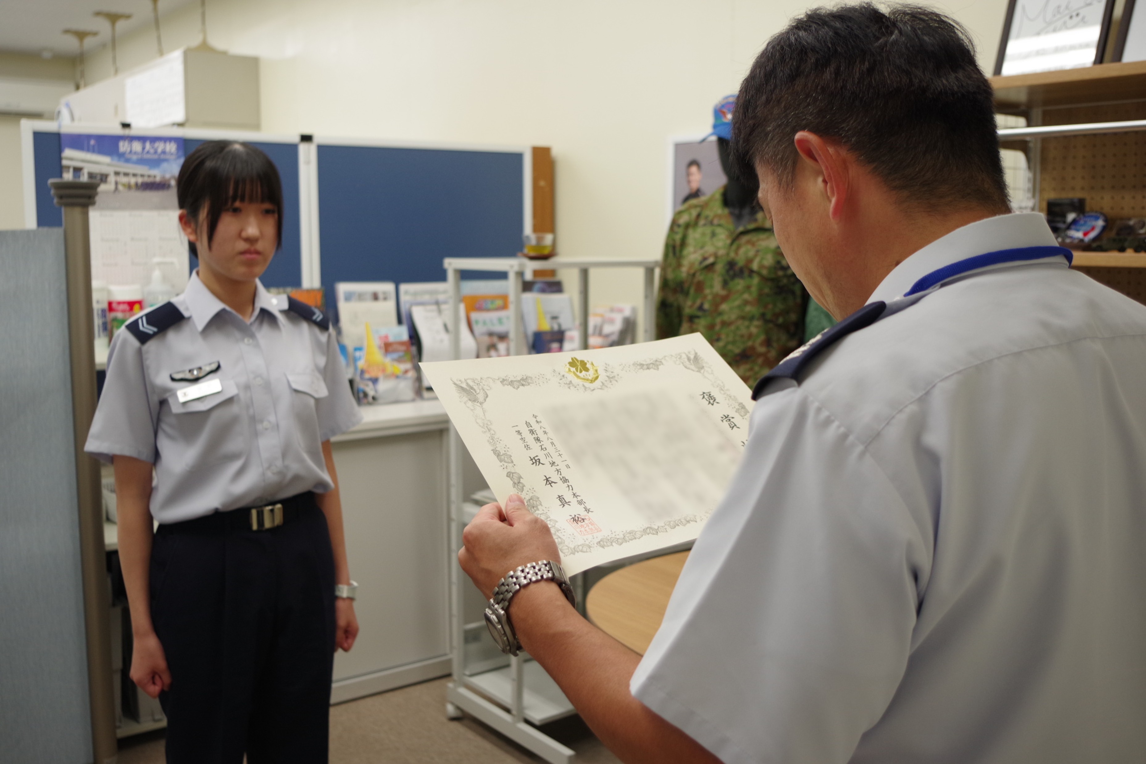賞状を読み上げている図