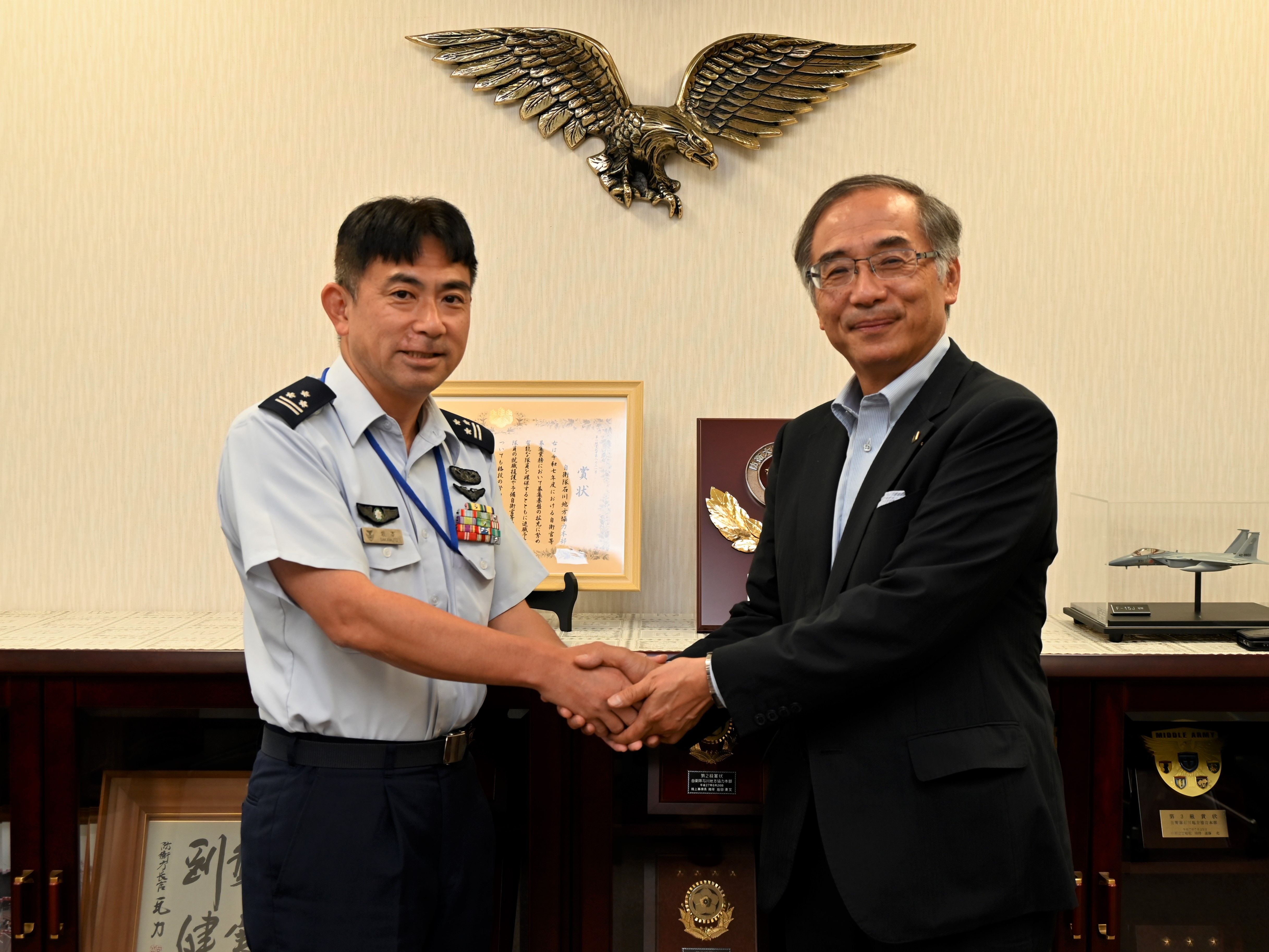 本部長と県防衛協会会長とのツーショット