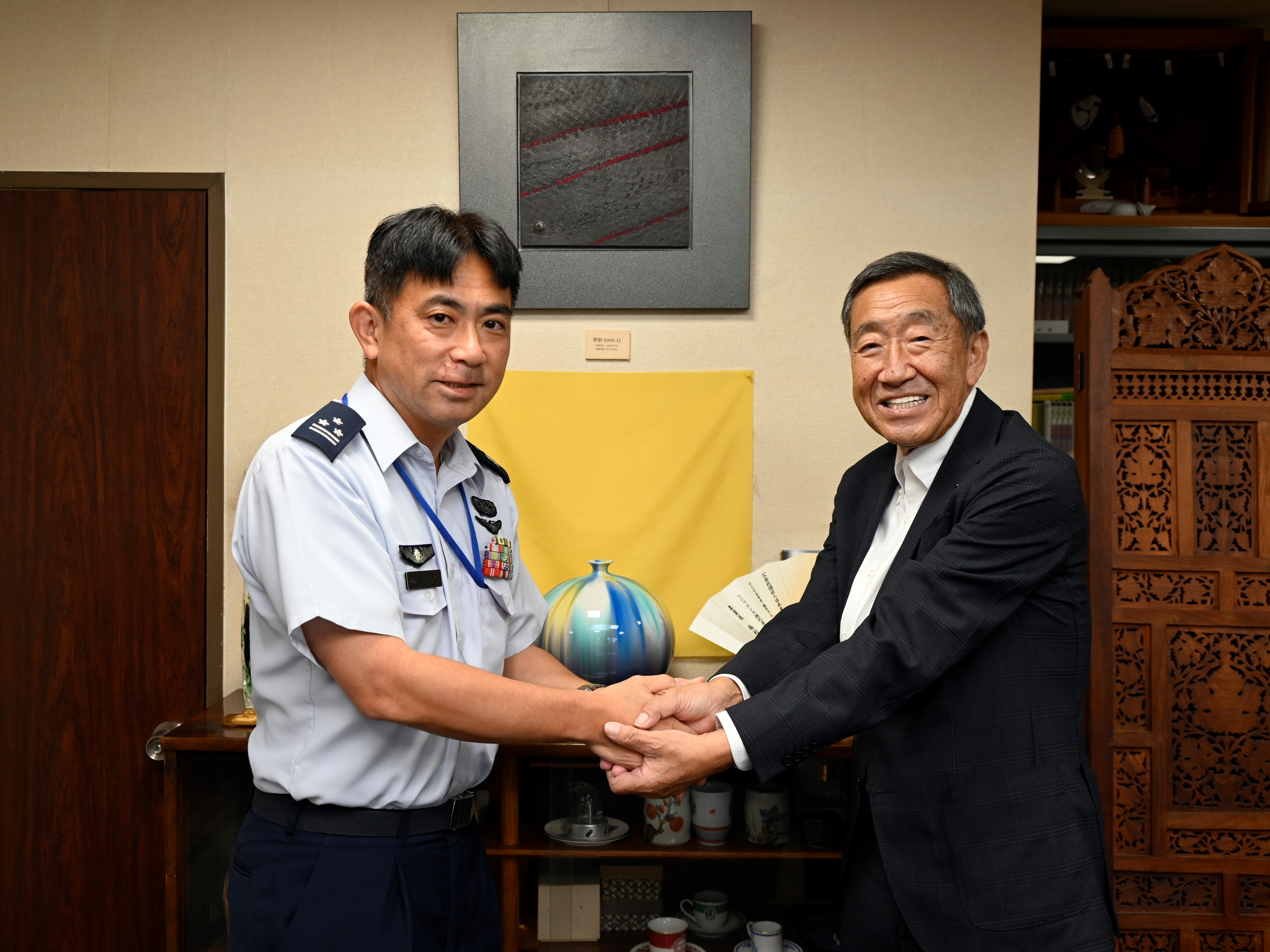 本部長と自衛隊石川地方協力本部友の会会長とのツーショット