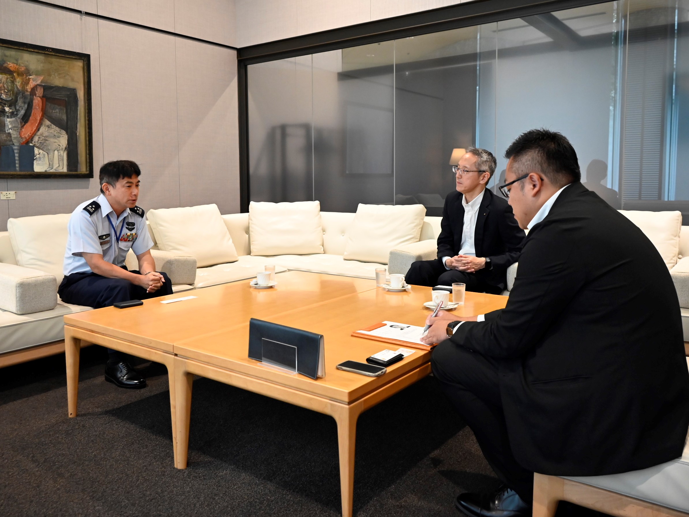 本部長と北國新聞社社長との対談の様子