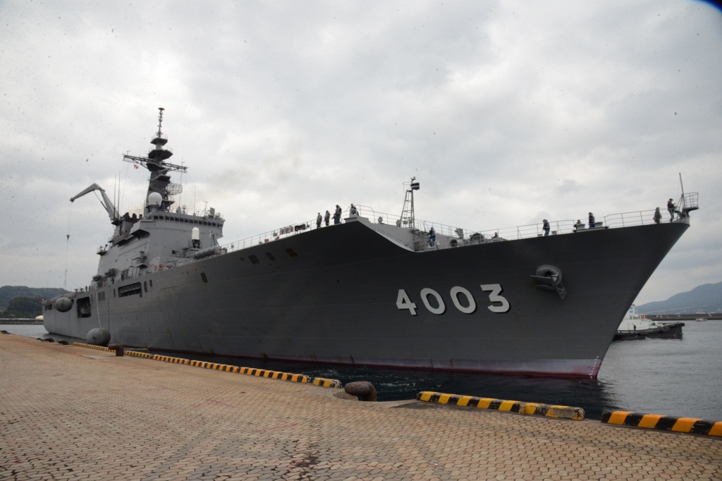 特設航空機運搬艦〝くにさき〟1/350・訳あり価格 おおすみ型輸送艦〝くにさき〟The X day（1/350）組立キット