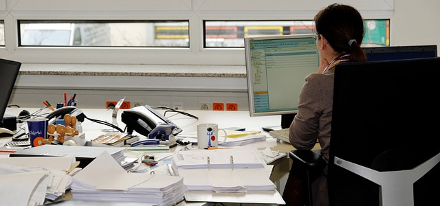 社会人としてそれぞれの職業に従事し、企業の一員として勤務しつつ、所要の訓練に参加します。