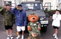 自衛隊車両と記念撮影