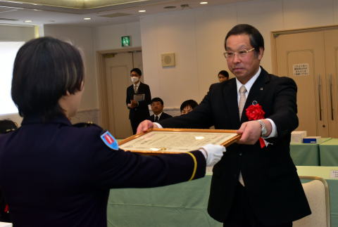 感謝状を贈呈する本部長