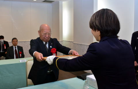 感謝状を贈呈する本部長