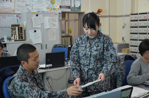 先輩隊員に業務の確認を行う宮本1空士 先輩隊員に業務の確認を行う宮本1空士