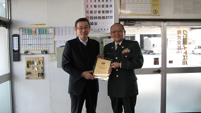 本部長(右)から取締役社長(左)へ表示証交付 本部長(右)から取締役社長(左)へ表示証交付