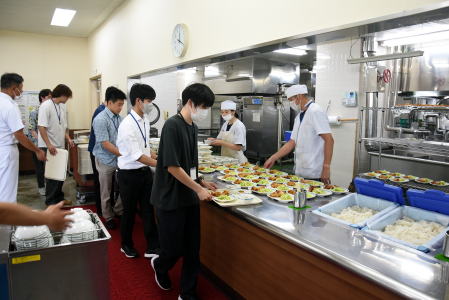 隊員食堂で昼食