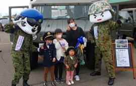 制服試着・車両展示コーナーが大人気 大型商業施設で広報展示