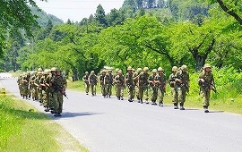 自衛官候補生25km行進訓練を激励
