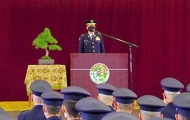 自衛官の第一歩 職種のプロを目指して自衛官候補生修了式で激励