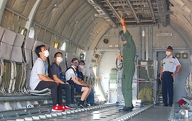 C-1中型輸送機で空の旅を体験 入間基地見学で航空自衛隊をPR
