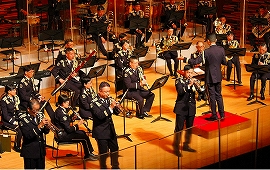 ホールに輝く笑顔と拍手　新しい鑑賞様式での自衛隊演奏会を開催