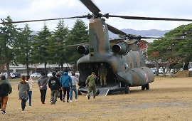 上越の空を颯爽と飛行 CH-47JAヘリコプター体験搭乗を実施
