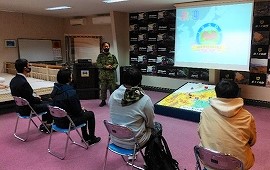 入隊後の生活を先輩から聞く 合格者に対し駐屯地見学を実施