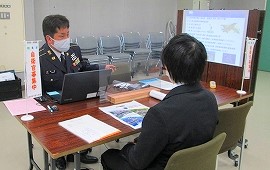 資格に強い自衛隊をPR 専門学校の職業説明会に参加
