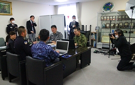 就活生に自衛隊をPR 新聞の折り込み広告に掲載