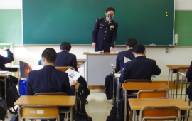 職業としての「自衛隊」に興味津々 高校の進路説明会に参加