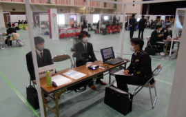 詳細な質問にも徹底応答！ 大学の企業説明会に参加