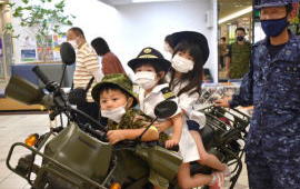 自衛隊車両特別展示 商業施設で自衛隊をPR