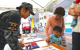 臨時勤務の女性航空自衛官 イベント会場で大活躍