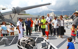 佐渡ヶ島で「ミサイル艇はやぶさ」艦艇広報 海上自衛隊をPR