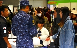 福祉・介護・健康フェアで南極の氷展示　自衛隊をPR