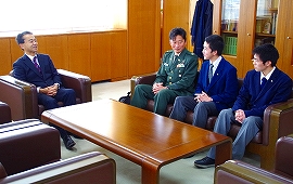 胎内市長が激励　地元出身入隊予定者表敬訪問