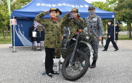 自衛隊車両と救難用装備品展示 にいがたカナール彩で広報活動