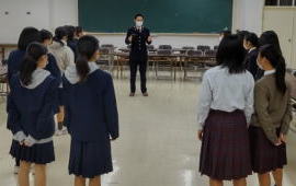 自衛隊式トレーニングで体力強化 新津高校で体力指導と職業説明