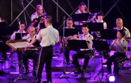 暑さに負けない熱い演奏 東部方面音楽隊納涼音楽祭で演奏披露